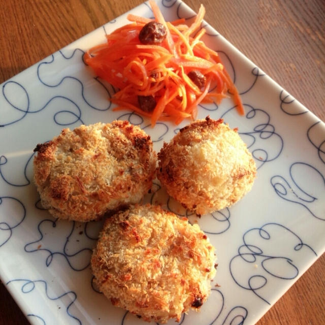 【焼きコロッケ】とストローでお茶を飲む