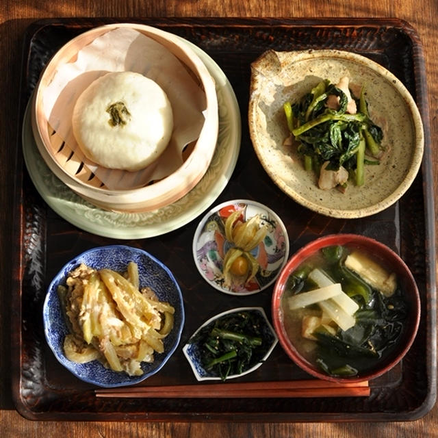 一汁三菜ごはん◆鳴沢菜のおやき、ツルムラサキと豚肉の炒め物、春菊と海苔のナムル、はやとうりの煮物