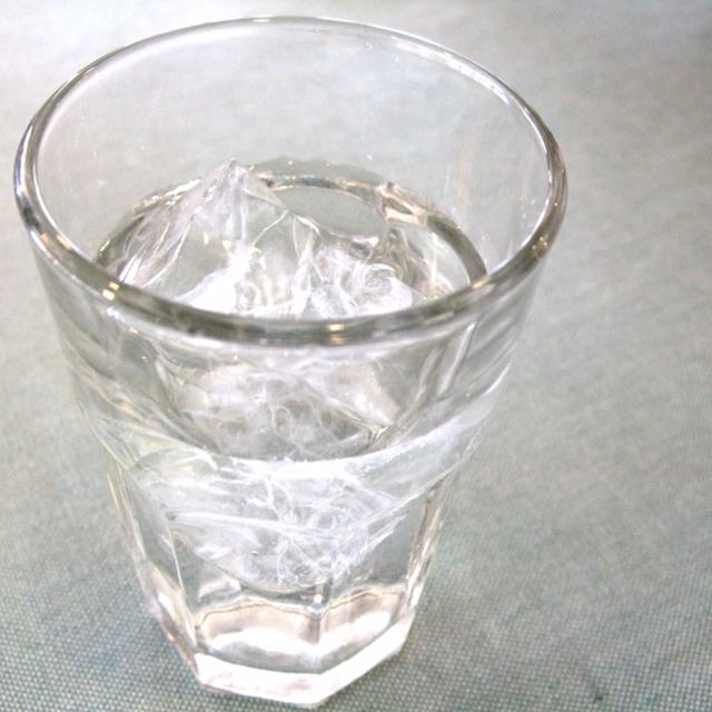 たった一工夫！透明でキレイな氷を作る方法とは