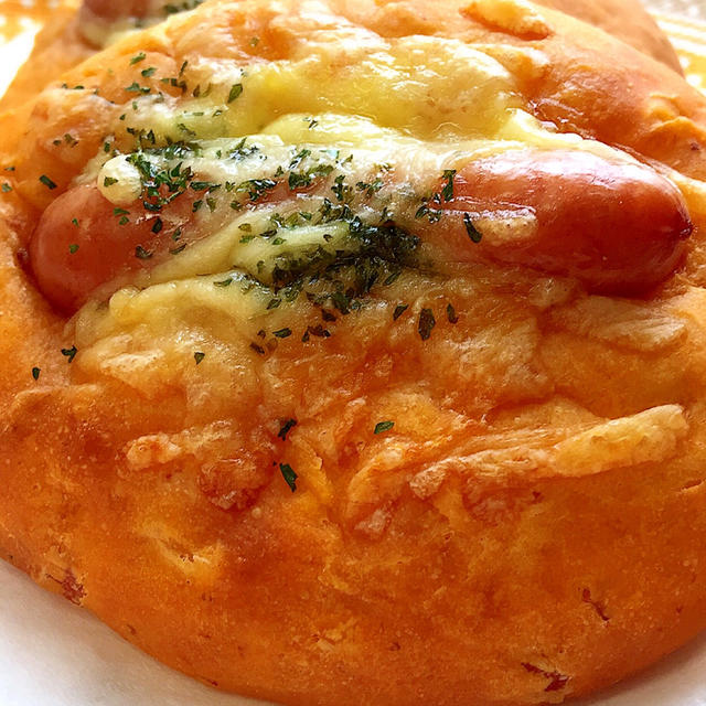 リコピンたっぷり！トマトオニオンウインナーパン