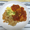 鶏肉のトマト煮込みでオムライス