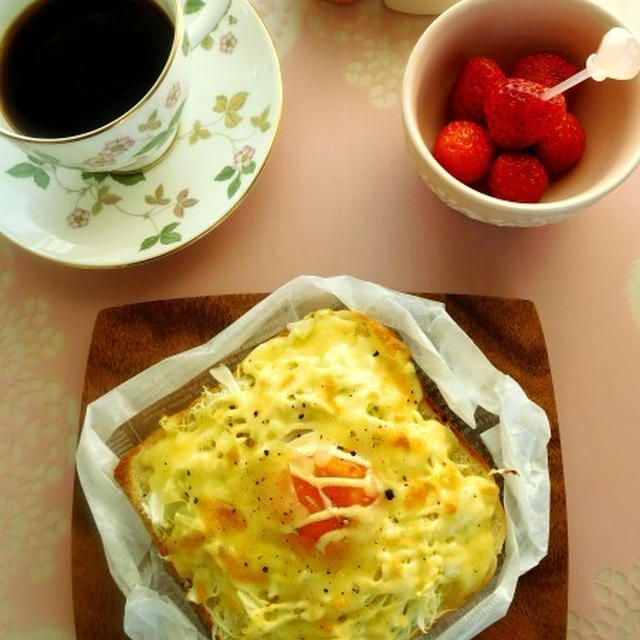 忙しい朝に♪キャベツたっぷり目玉焼きトースト