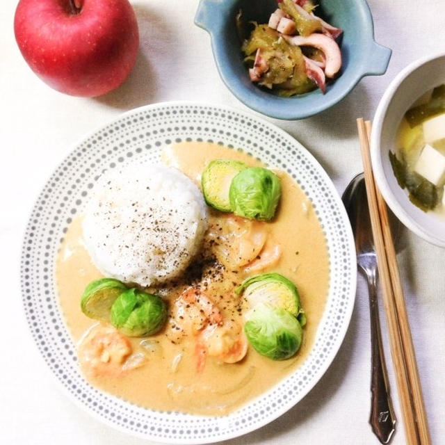 【　芽キャベツと海老のカレークリームシチュー　】