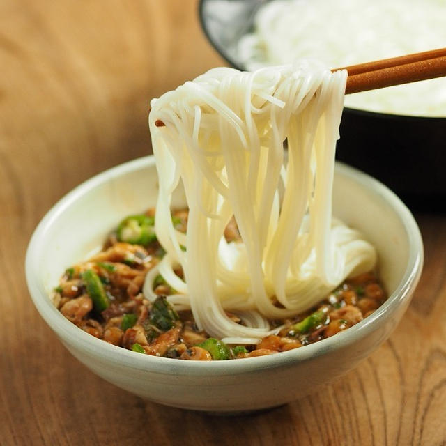 サバ缶、納豆、海苔の佃煮で、ひっぱりそうめん