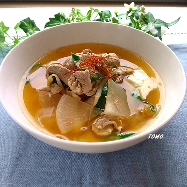 体が温まる♪風邪予防にも！ニンニクと生姜たっぷり豚肉と大根の韓国風スープ