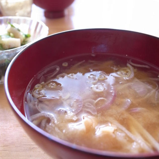 朝は和食と決めています。毎朝味噌汁を。この間は、湘南レッドと切り干大根の味噌汁でした。