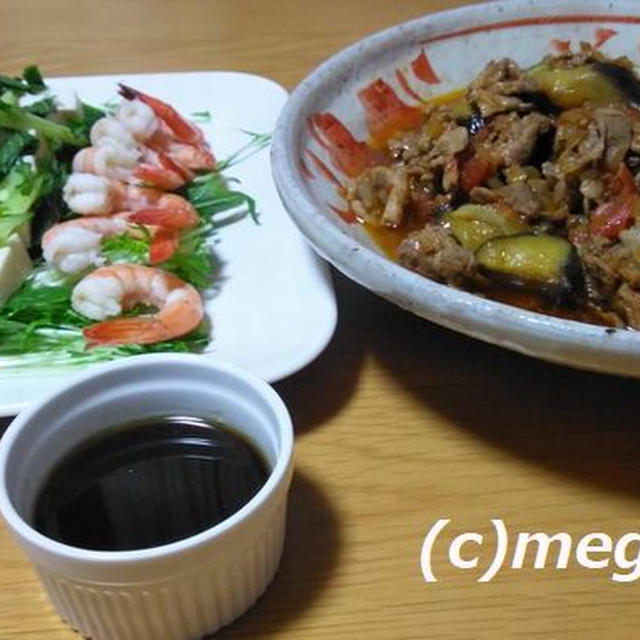 ナスととトマトと豚肉のピリ辛炒めと水菜とエビと豆腐のサラダ