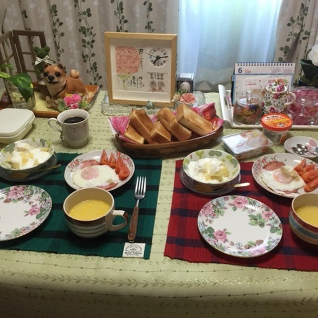 いつもの朝食とキッチンのテーブルカバーを模様替え