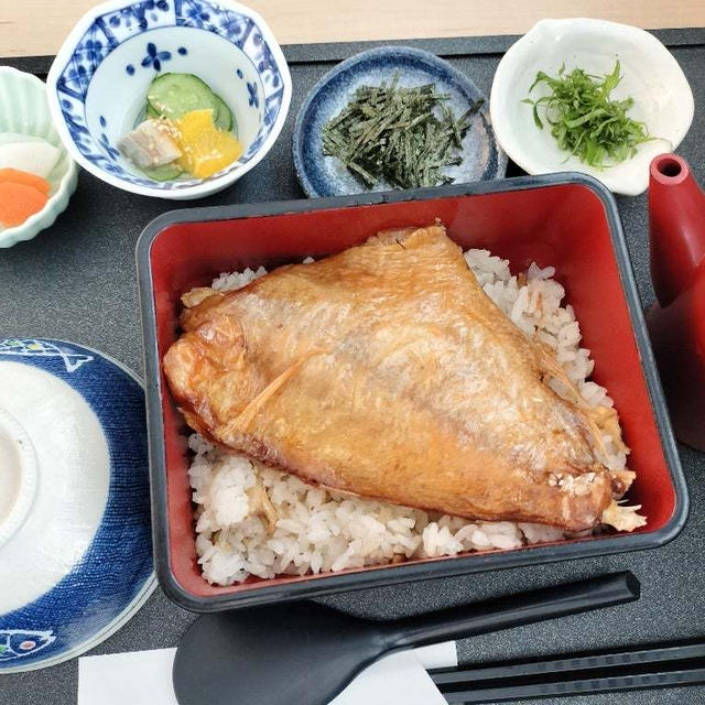 山安食堂で金目鯛のひつまぶし！美味しかった〜！後は干物買い放題(笑)