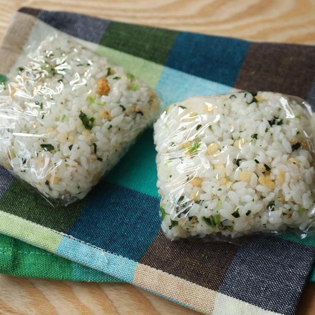 人気の冷凍作り置きレシピ。天かす青菜おにぎりは冷凍貯金しておくと便利！