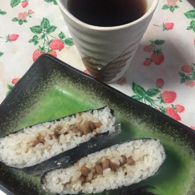 肉味噌納豆おにぎらず de 朝ごはん