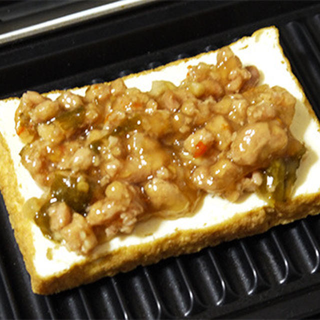 パニーニプレートで焼く肴…厚揚げ×とりそぼろカレー