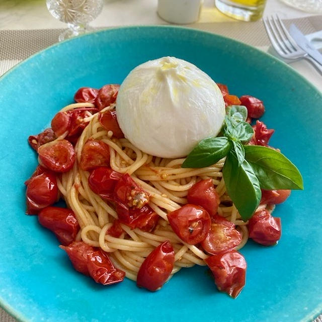 どぉ〜んとブッラータをのせたピリ辛トマトスパゲッティ