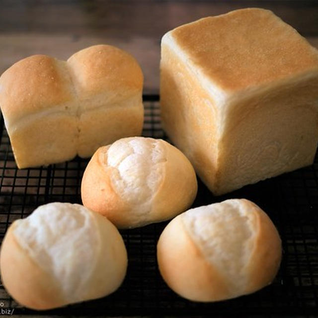 酒種酵母の「米粉パン」シンプルな白い3つのパンたち。