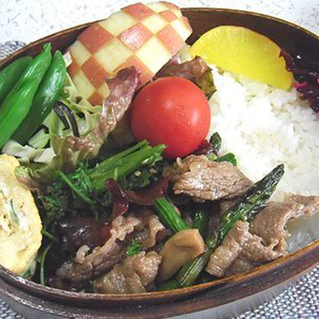 牛肉とアスパラ炒め弁当。人参葉の白和え