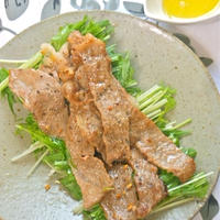 お肉はちょっとで満足！塩レモンでさっぱり美味い〜上州和牛と水菜のシンプルサラダ。