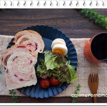 【パンいろいろ♪】　カフェオレパンといちご渦巻きパン