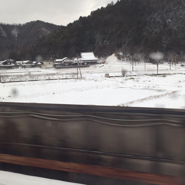 新幹線の中から見る雪景色