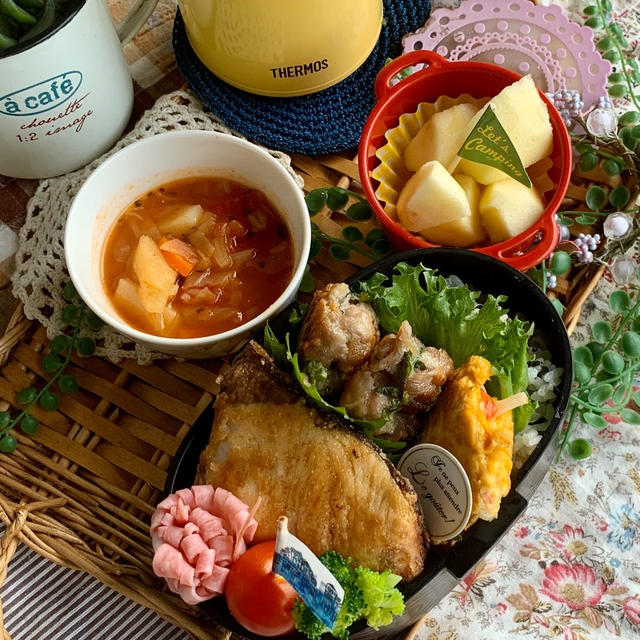 ＊今日もはみ出し！豚こまつくね弁当
