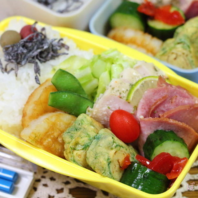 スモークタン（市販）で簡単弁当／高校生の机の上