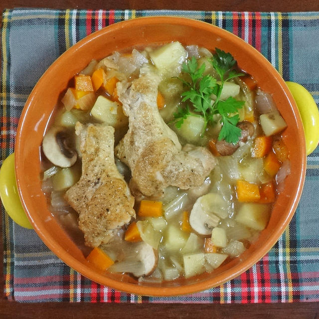 【クリスマススープレシピ】鶏手羽元とたっぷり野菜の煮込みスープ
