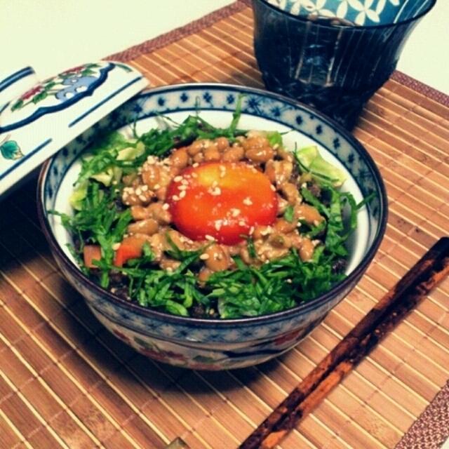 シメの丼。味噌そぼろ納豆卵