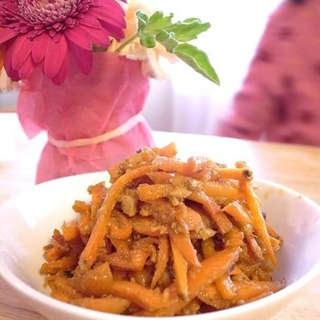 アツアツごはんにのせたら最高！にんじんのピリ辛味噌炒め｜マオ助の交友関係