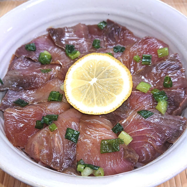 ヤズの漬け丼薬味はレモンと小ネギ