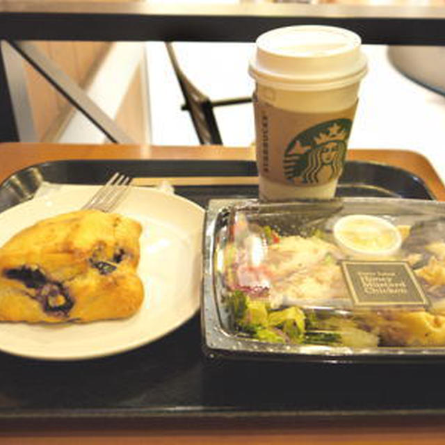 スタバでランチ☆　パスタサラダ　ハニーマスタードチキン＆ブルーベリークリームスコーン