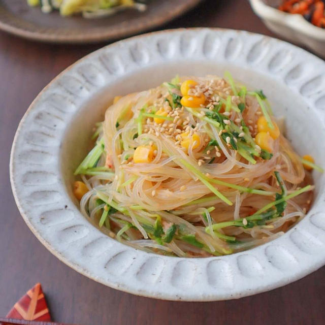 お湯に浸すだけ！春雨と豆苗のヤミツキスイートチリサラダ