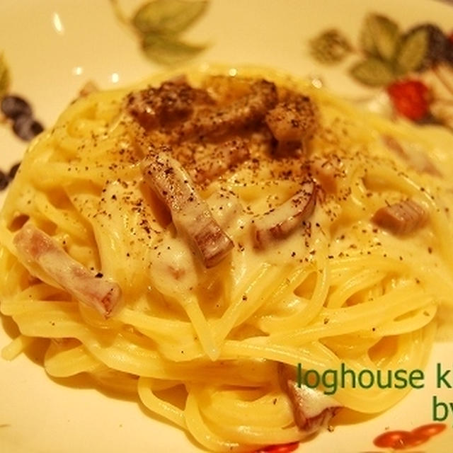 濃厚ホワイトソースとベーコンのパスタ