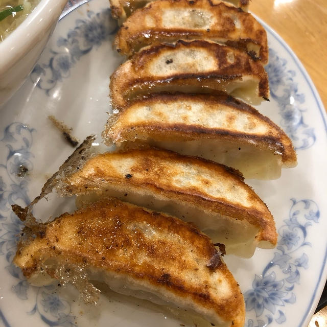 ぎょうざの満洲 塚本店　国産原料を使った餃子　毎週火曜日・金曜日は持ち帰り餃子12個255円