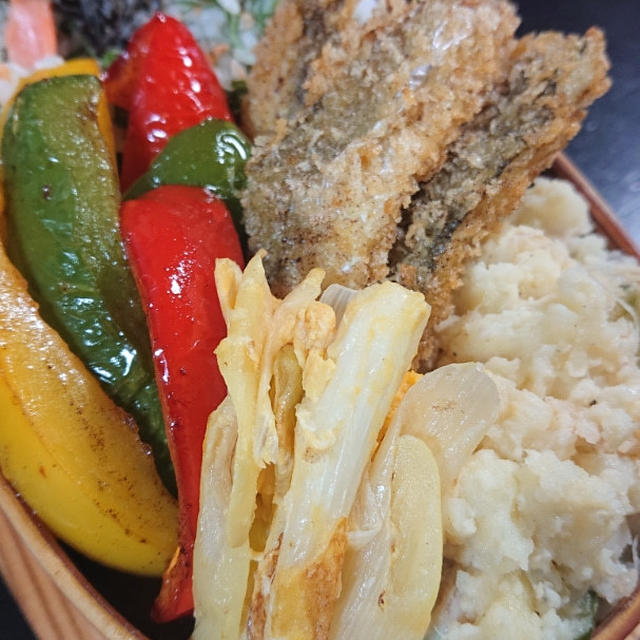 鮭の混ぜご飯と魚フライ弁当