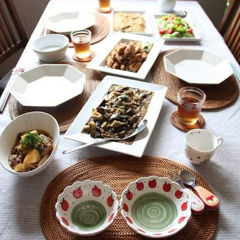 みんなで晩ごはん。手羽中の甘辛揚げ、麻婆なすとか。