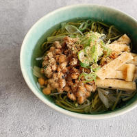 下仁田ねぎと納豆の茶蕎麦