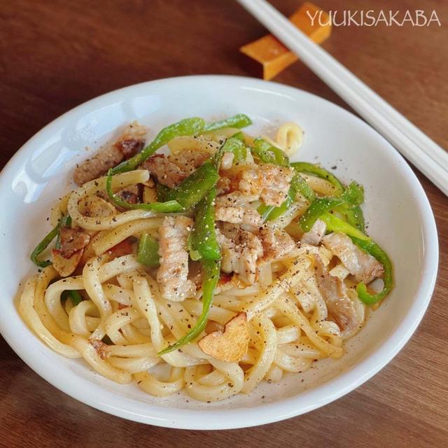 豚肉×ピーマンの作りやすいレシピ！ガーリックをきかせたスタミナ焼うどん！