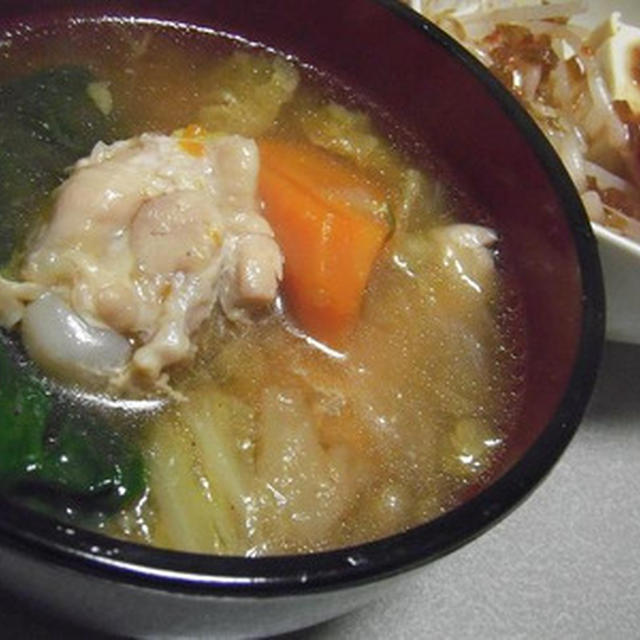 鶏手羽元のスープ　もやしと豆腐とプチトマトのサラダ