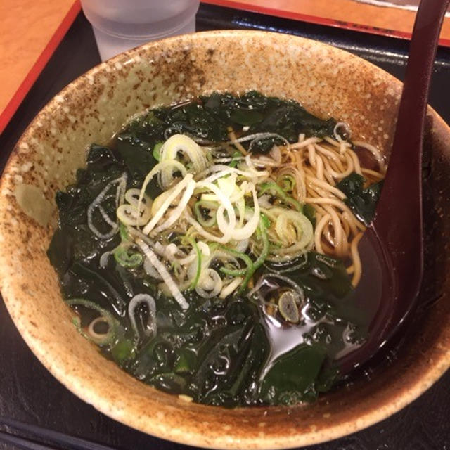 [ランチ] 立ち喰い上等！次なる目的地に赴く前に…「わかめそば」で腹ごしらえ。#立ち食い