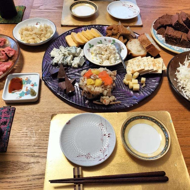 大皿にチーズとか盛って、ローストビーフ、ガパオサラダなんかでダラダラと昼夜家呑み