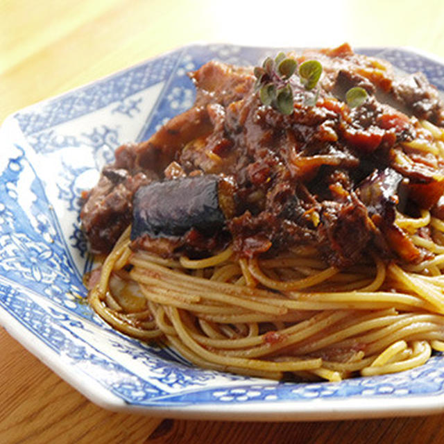 牛肉の煮込みをパスタソースにに&豚肉とレタスのサラダ