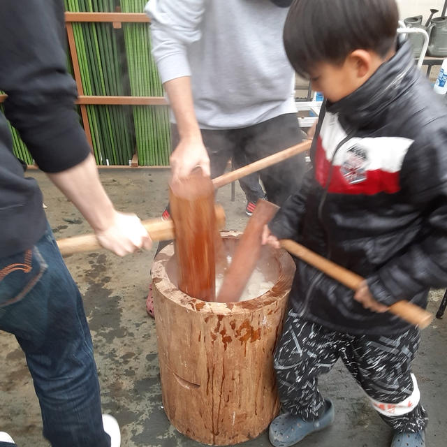 「名水湧く湧く農園」お餅つき