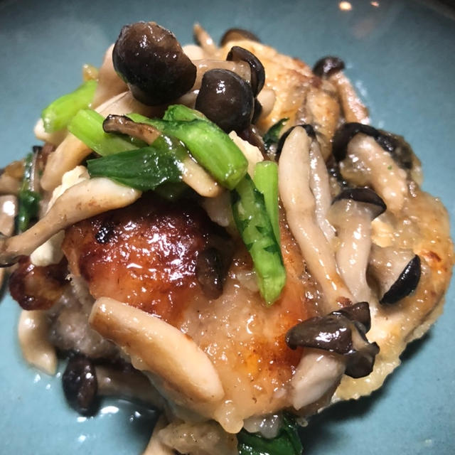 鶏もも肉と牡蠣のキノコ炒め　鶏肉と牡蠣を片栗粉でコーティグして揚げ焼き 　牡蠣は楽天で購入