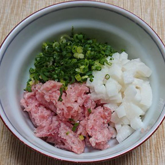 マグロのたたきと刻み長芋、島らっきょうの塩漬け