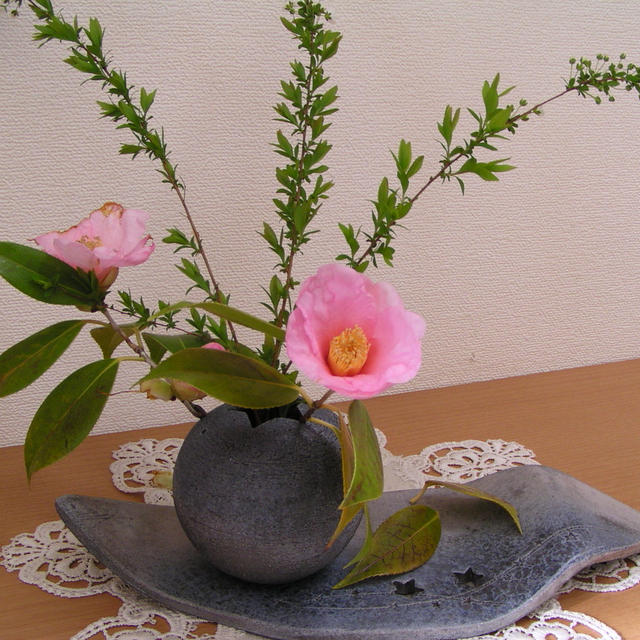 リーちゃんカフェ連日オープン！お出迎えは椿の生け花に・・・最初のメニューはスープとサラダ