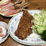 トンカツのカニの刺身。きつねうどん蕎麦と無料トッピング