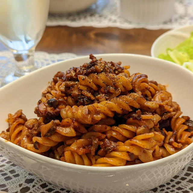 ミートソースフジッリ❗と鯖缶サラダ