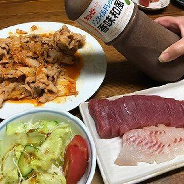 豚キムチとマグロの刺身とドレッシング。茄子のトマトソースパスタ