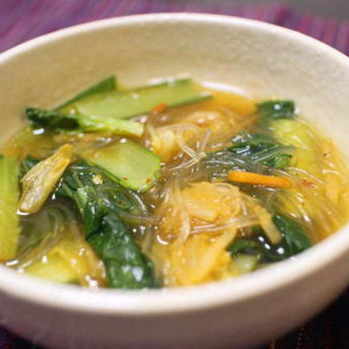 器に入った小松菜とキムチの春雨スープ