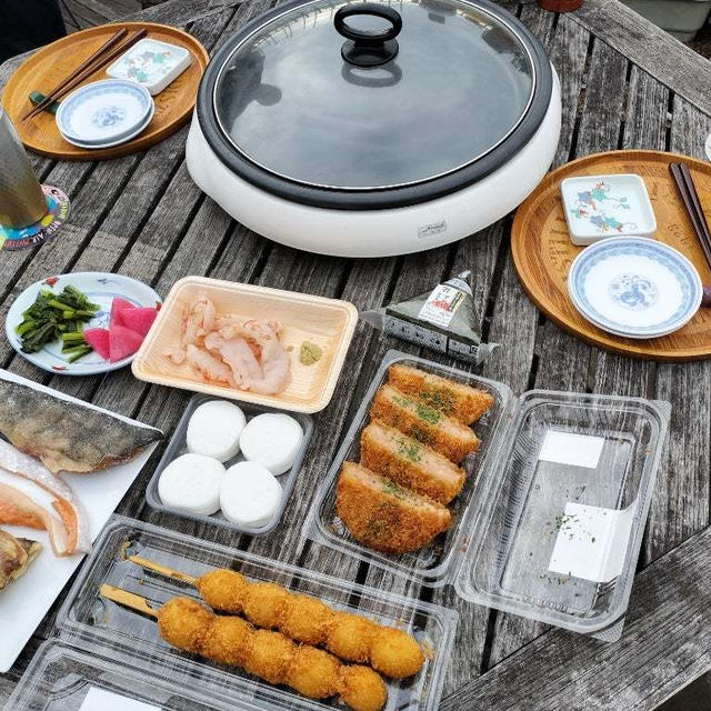 バルコニーで干物を焼いて、ハムカツ温めて。もはやBBQとも言えなくなってきた(笑)