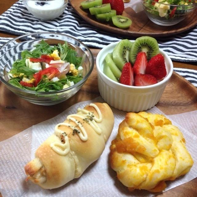 朝から焼きたて2種のパンde朝ごはん